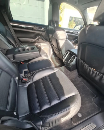 Porsche Cayenne cena 99900 przebieg: 350000, rok produkcji 2011 z Biecz małe 352